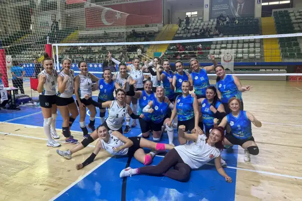 İzmit Belediyespor voleybol takımları, Veteranlar Turnuvası’nda ikinci oldu