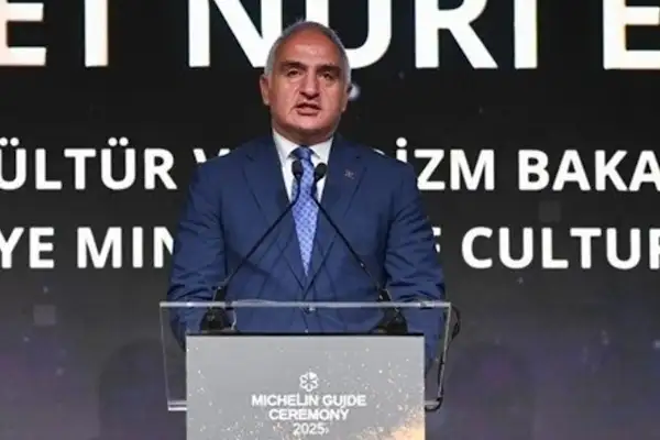 Kültür ve Turizm Bakanı Ersoy, Atatürk Kültür Merkezi’ndeki iki sergiyi ziyaret etti