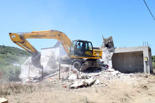 Mudanya'da iki bin kaçak yapının yıkım süreci başladı
