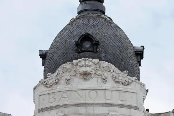 CBE, faiz oranlarını 100 baz puan düşürdü