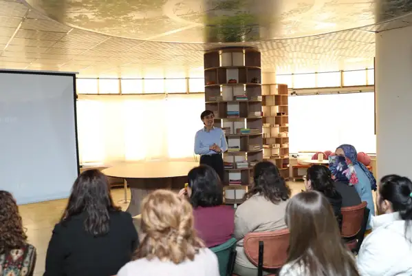 Kayapınar'da kadınlar “Period. End of Sentence” belgeselini izledi