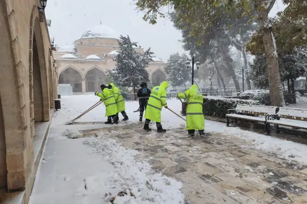 Eyyübiye’de kar yağışına karşı çalışmalar devam ediyor