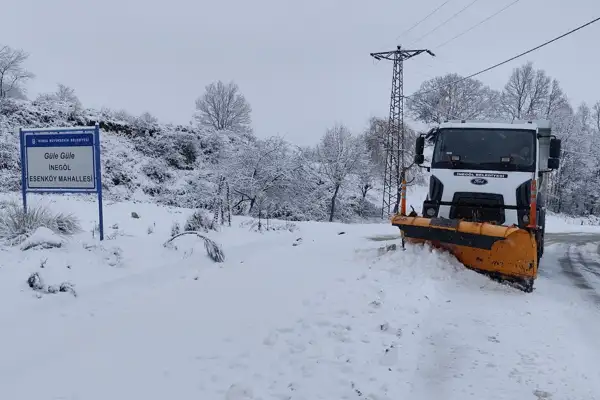 İnegöl’de karla mücadele çalışmaları sürüyor