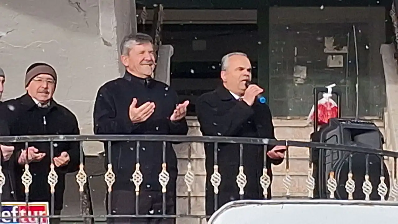 Beypazarı'ndan Umre yolculuğuna gidenle dualarla uğurlandı