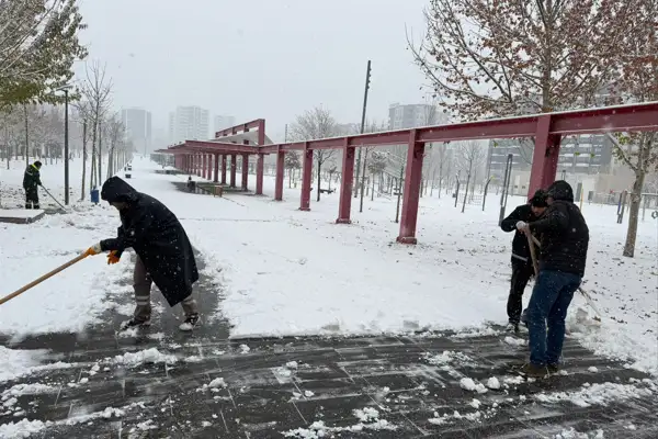 Büyükşehir, tuzlama ve kar küreme çalışması yürütüyor