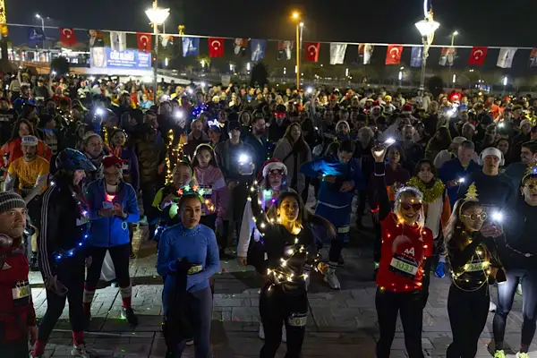 İzmir’de ''En Uzun Gece Koşusu'' gerçekleştirildi