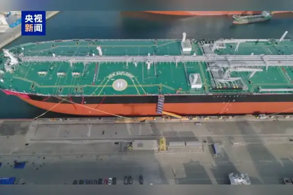 Dünyanın ilk metanol çift yakıtlı akıllı süper tankeri teslim edildi