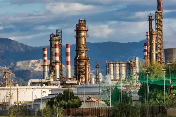 Petrol fiyatları, ABD-Venezuela gerilimiyle yükselişin ardından çok az değişti