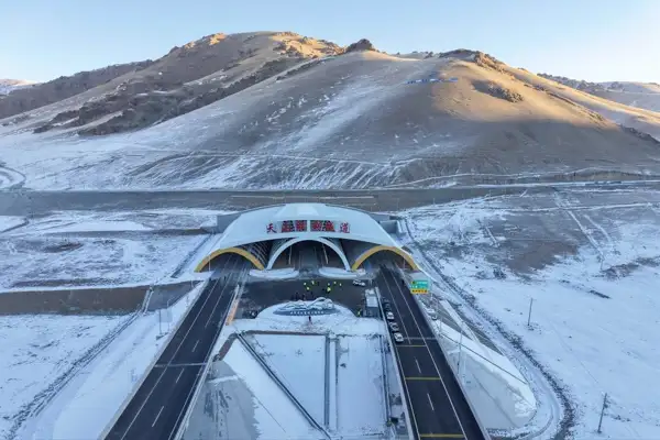 Urumçi-Lopnur otobanı trafiğe açıldı