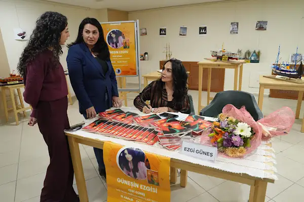 Şair Ezgi Güneş, Kartal'da okurlarıyla buluştu