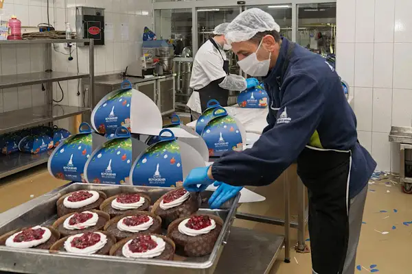 İzmir’de yeni yıl öncesi çocuklu ailelere pasta dağıtıldı