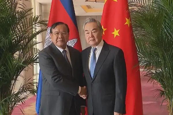 Çin Dışişleri Bakanı Wang, Kamboçyalı mevkidaşı Sokhonn ile görüştü