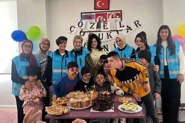 Batman'da kız yurdu öğrencilerinden özel çocuklara ziyaret