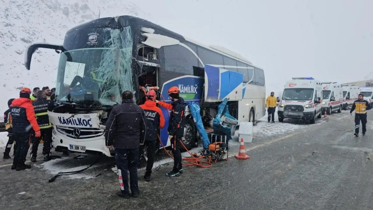 Erzincan’da yolcu otobüsü tıra çarptı: 3 yaralı