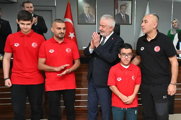 Başkan Başdeğirmen, engelli başarılı sporcuları altınla ödüllendirdi 