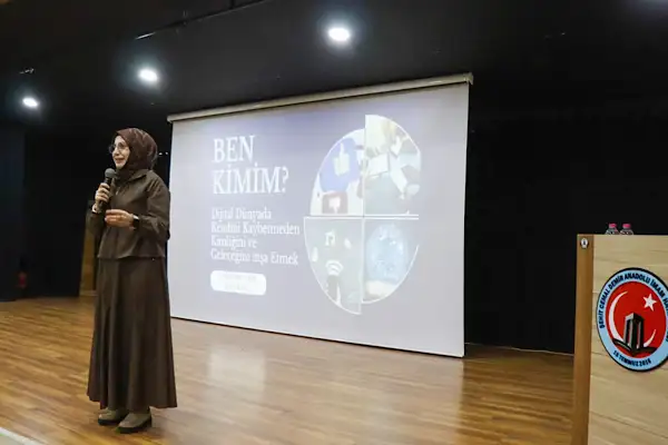 Çanakkale'de “Ben Kimim?” semineri öğrencilerle buluştu