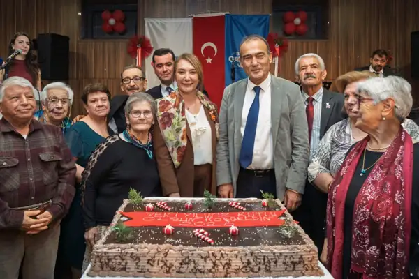 Huzurevi sakinleri, yeni yıl partisinde bir araya geldi