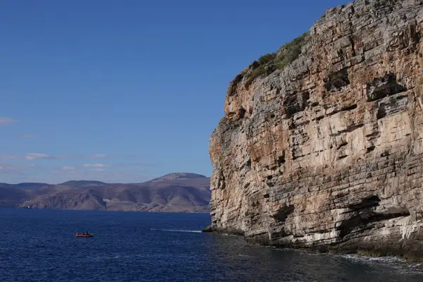 Mersin İtfaiyesi, kayalıklarda mahsur kalan keçiyi kurtardı
