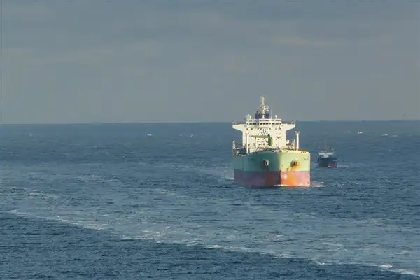 Makine arızası yaşayan gemi Şevketiye Demir Sahası’na demirletildi