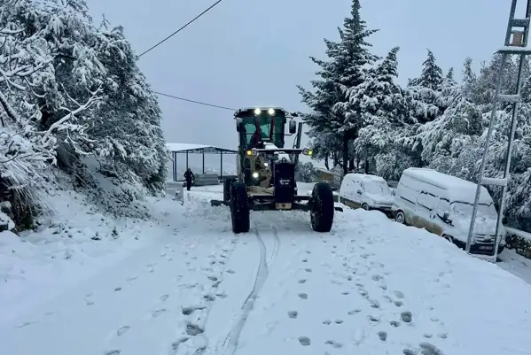 Antakya'da karla mücadele çalışmalarına başladı