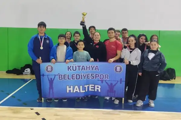 Kütahya Belediyespor, Ege Kupası Halter Şampiyonası’nda üçüncü oldu