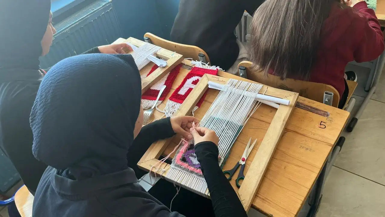 “Kars’ta Liseliler Unutulan Halı Dokuma Sanatını İlmek İlmek Geleceğe Taşıyor”