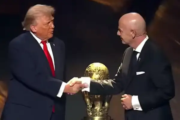 Donald Trump, FIFA'nın yeni tartışmalı barış ödülünü aldı