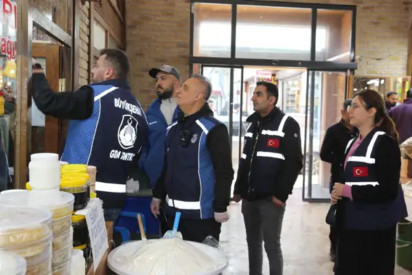 Van Büyükşehir Belediyesi Zabıtası, Peynirciler Çarşısı’nı denetledi