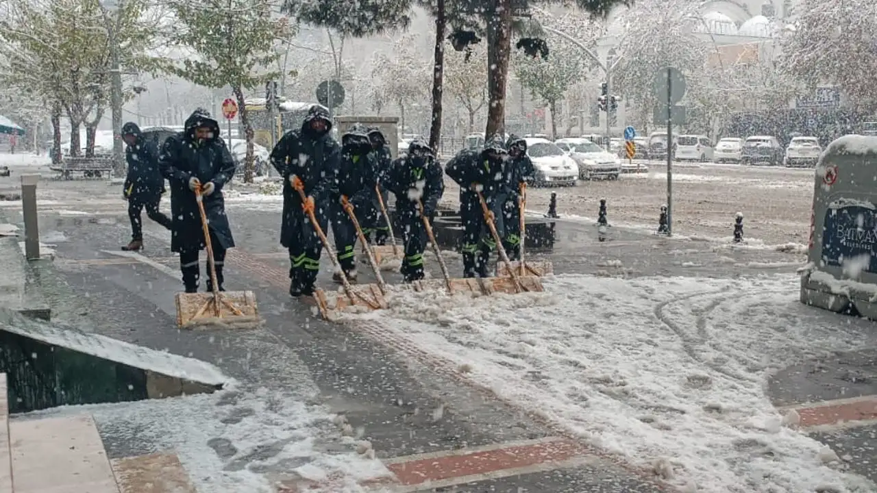 Batman’da karla mücadelede emekçilerin büyük özverisi