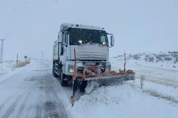 Kayseri'de yoğun kar yağışı sonrası 286 mahalle yolu ulaşıma açıldı