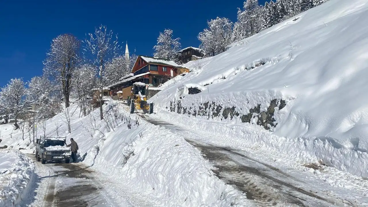 Rize’de 11 köy yolu kardan ulaşıma kapandı