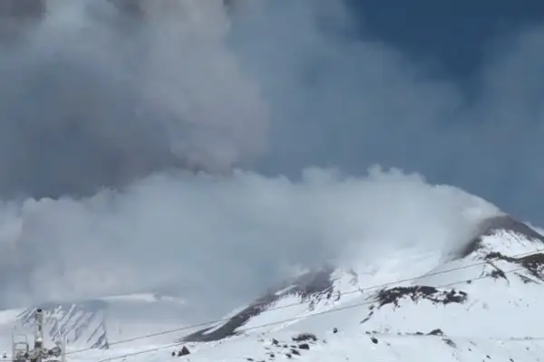 Etna Dağı'nın kuzeydoğu krateri, patlamasıyla Sicilya'nın kış gökyüzünü aydınlattı