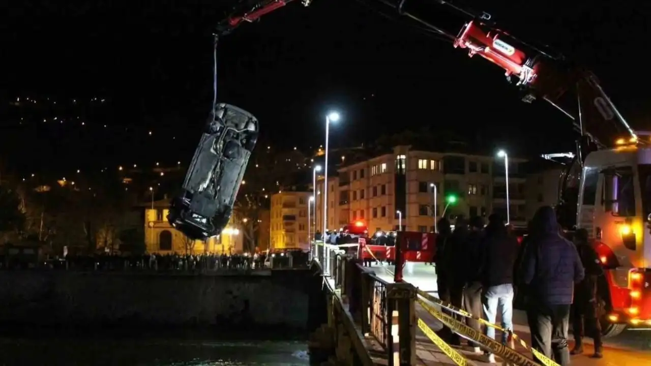 Amasya’da feci kaza: Otomobil Yeşilırmak’a uçtu, 1 ölü 1 yaralı
