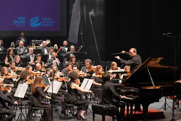 Eskişehir’de Senfoni Orkestrası ve Cem Babacan konseri düzenlendi
