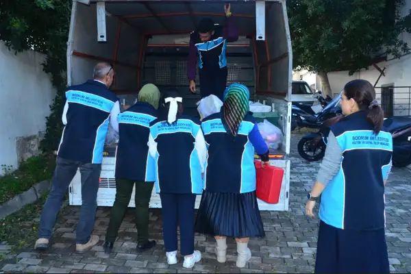 Bodrum'da yeni yıl öncesi çocuklara oyuncak dağıtıldı