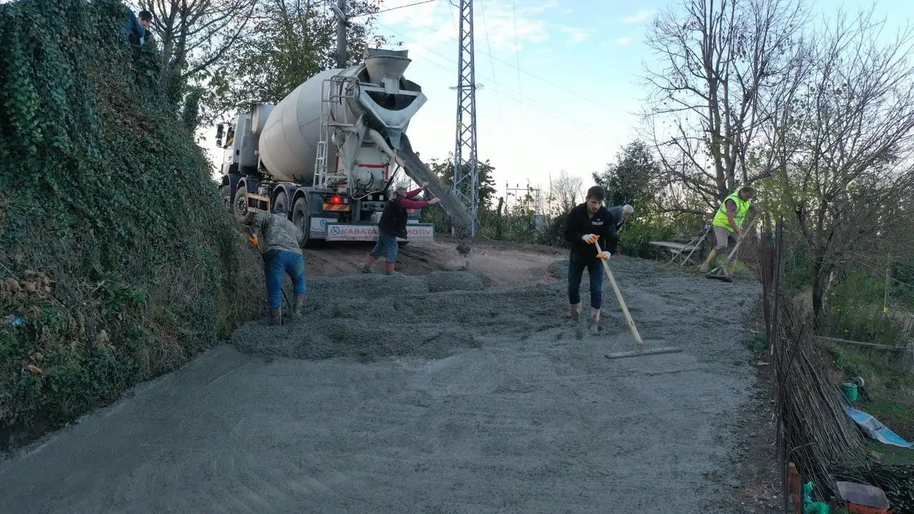 Çamaş'ta 3 kilometrelik beton yol çalışması başladı