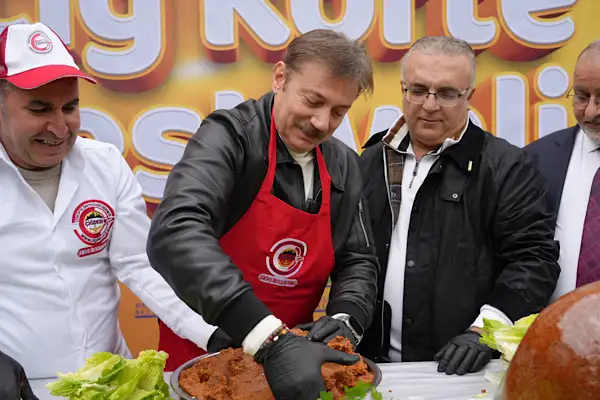 Bahçelievler’de 5 ton çiğ köfte dağıtıldı