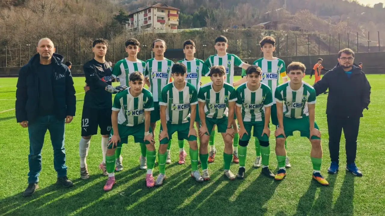 Yeşil Artvinspor U18 takımı deplasmanda farklı galip gelerek ligin ilk yarısını lider bitirdi