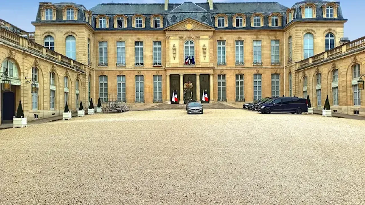 Fransa'da bu kez Elysee Sarayı’nda hırsızlık: Gümüş eşyalardan sorumlu görevli tutuklandı