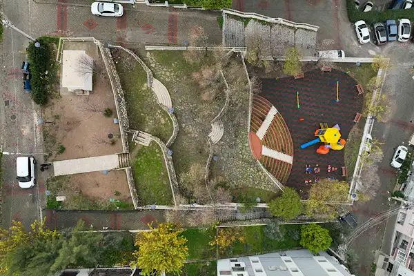 İzmir Buca’daki Merdivenli Park yenilendi