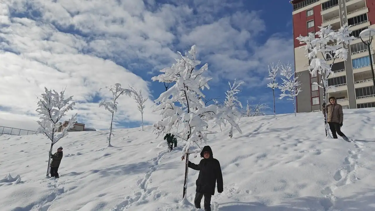 Kar yağışı nedeniyle bazı illerde okullar tatil edildi