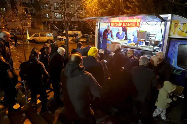 Kartal'da lokma ve kandil simidi ikramı gerçekleştirildi