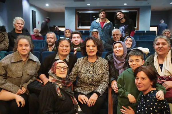 6. Esenler Film Festivali'nin üçüncü gün konuğu Hülya Koçyiğit oldu
