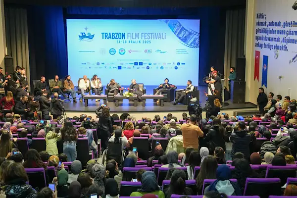 “Taşacak Bu Deniz” dizisi ekibi Trabzon Film Festivali’nde izleyiciyle buluştu