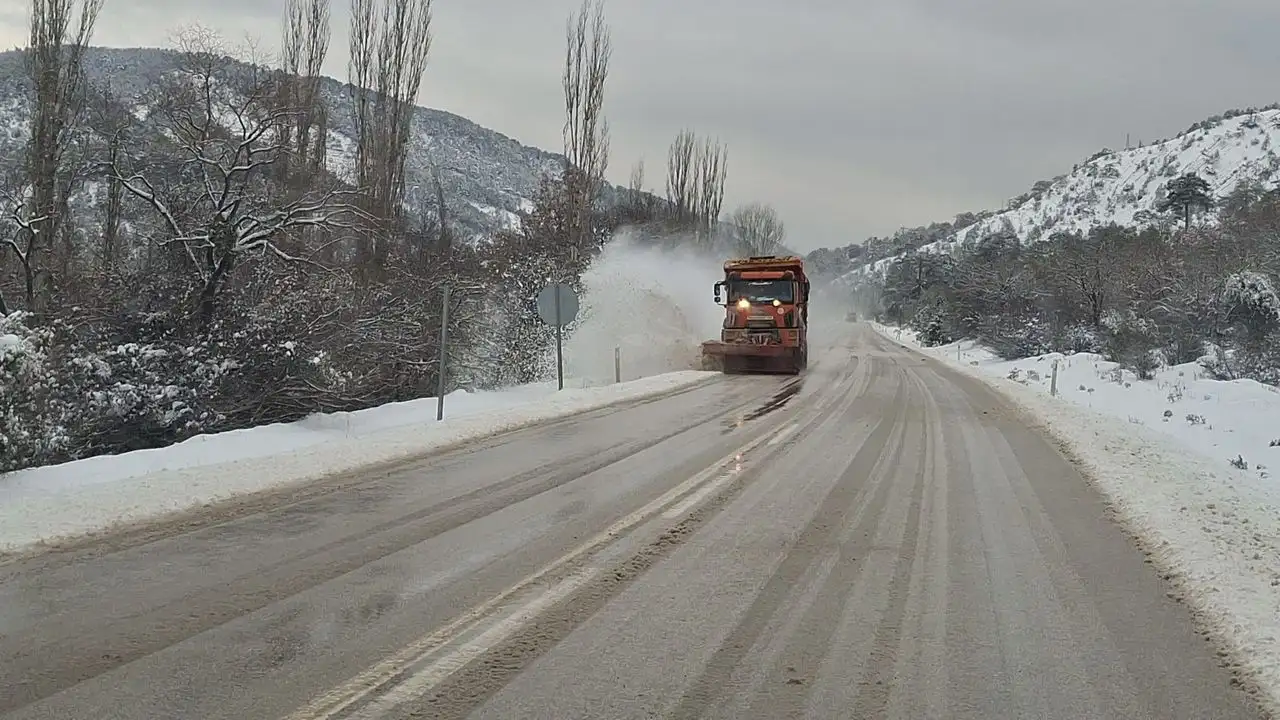 Beypazarı 43.Karayolları Şube şefliği: Ekiplerin karla mücadelesi