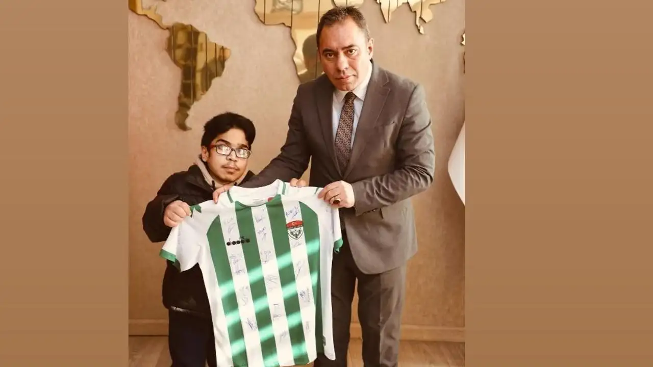 Kars Belediye Başkanı Prof. Dr. Ötüken Senger’den Kars Spor sevdalısı Ahmet Can’a doğum günü sürprizi!