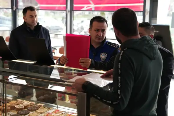 Düzce’de zabıta ekipleri kafelerin belgelerini inceledi 