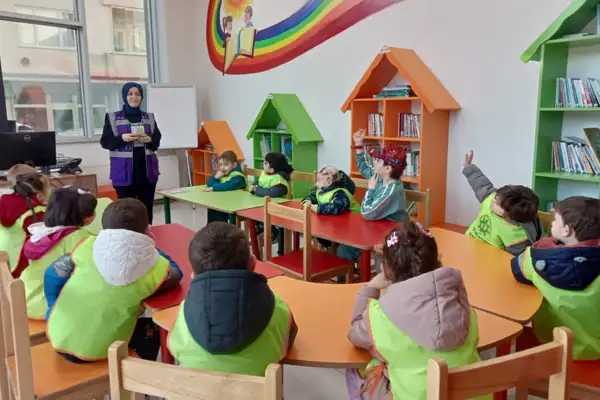 Öğrenciler, İZGİM Çocuk Kütüphanesi’ni ziyaret etti