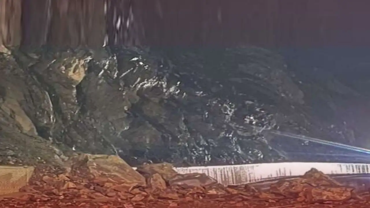 Hakkari–Van karayolu heyelan nedeniyle ulaşıma kapandı