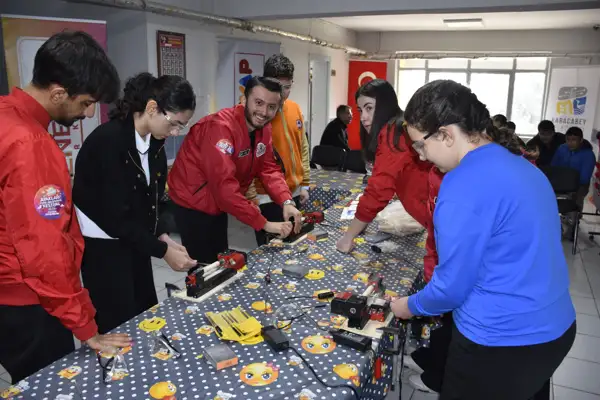 Karacabey'de Dene-Yap Teknoloji Atölyesi, öğrencilerle buluştu